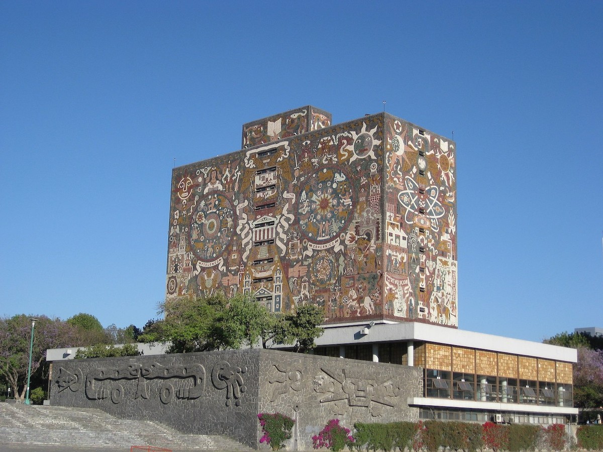 El mural de una universidad en México impacta a los internautas porque no está pintado, ¡sino hecho de piedras!  |  Arquitectura