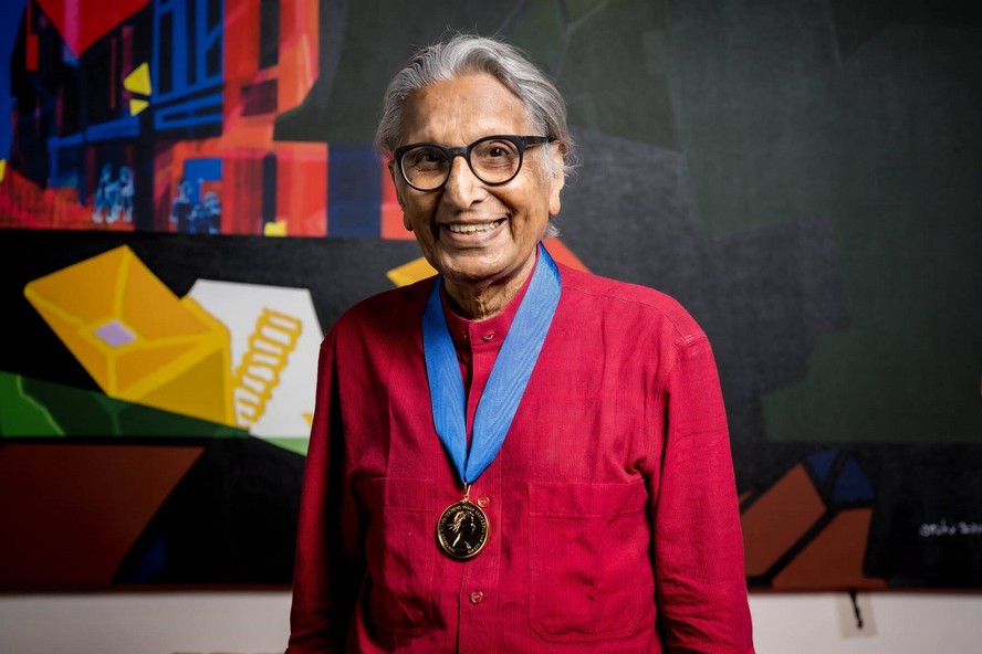 O arquiteto Balkrishna Doshi com a medalha Royal Gold Medal, que ganhou em 2022 da organização britânica Riba