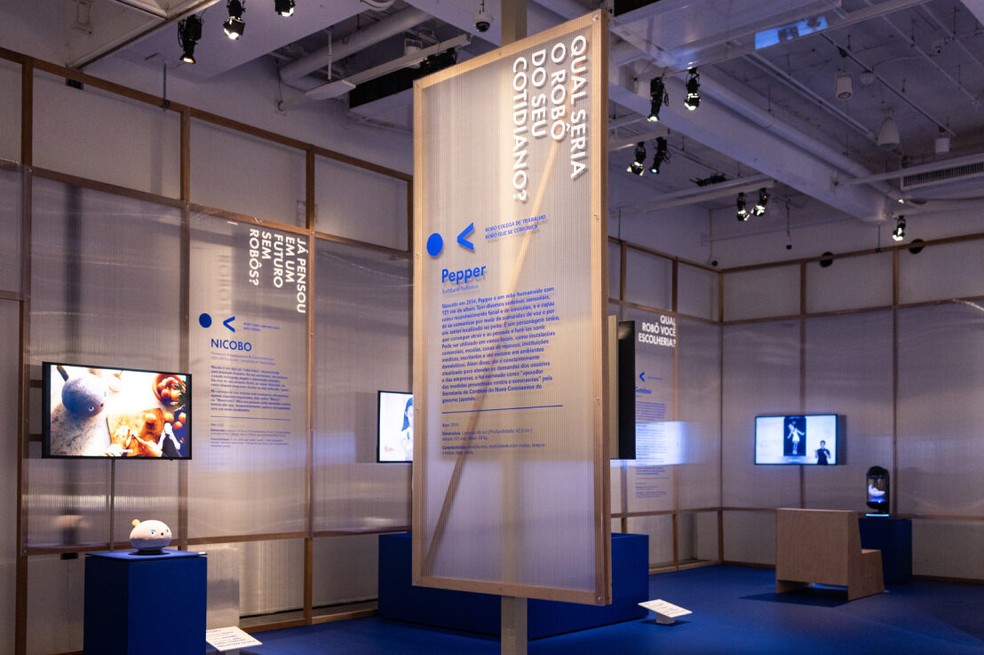 Uma linha do tempo sobre a história do robô no Japão e no mundo, considerando a realidade e a ficção científica, também é apresentada na exposição — Foto: Marina Melchers / Divulgação