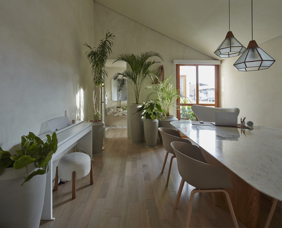 SALA DE REUNIÕES | O espaço minimalista traz muitas plantas e materiais naturais, em sintonia com a arquitetura externa — Foto: Jomar Bragança / Divulgação