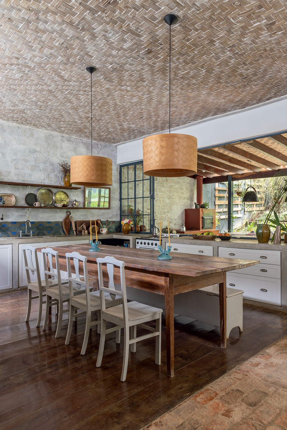 11 cozinhas com prateleiras funcionais que se destacam na decoração