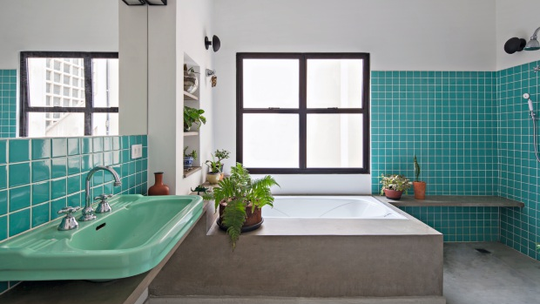 Como decorar banheiros sem boxe de vidro e evitar que fiquem encharcados