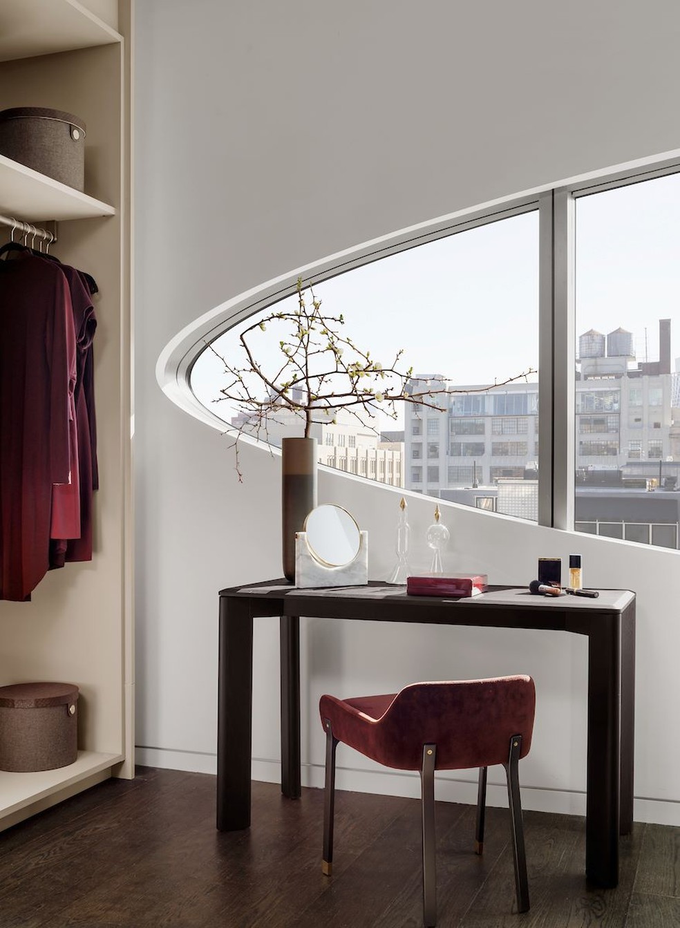 Interiores de apê refletem desenho do prédio assinado por Zaha Hadid