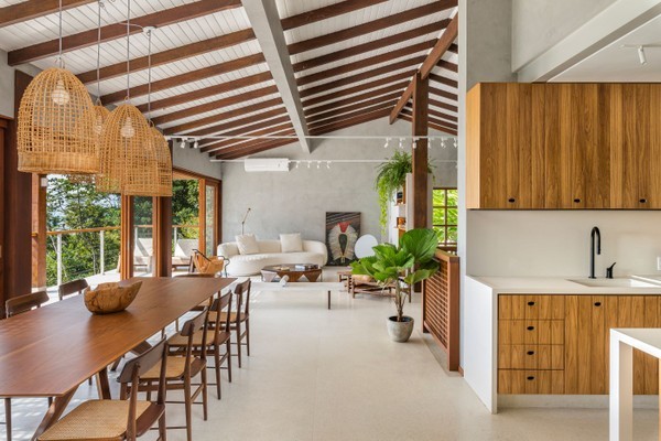 10 bons projetos inspiradores com madeira, pedras e cores neutras