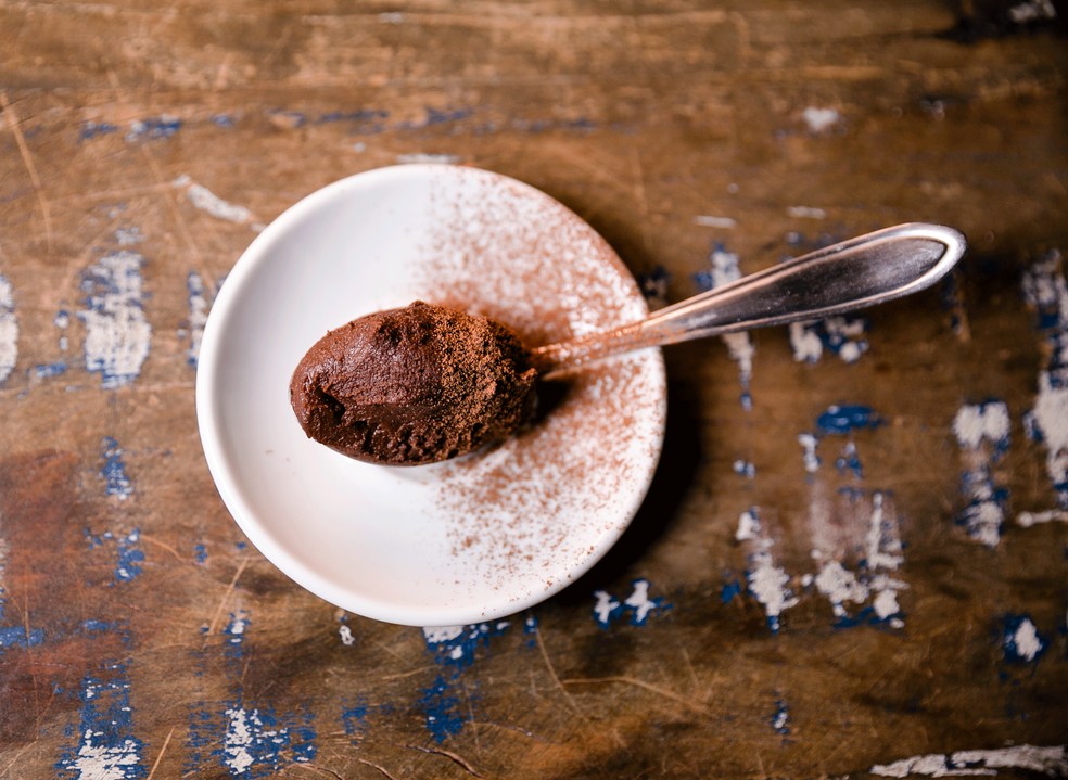 Receita de trufa de chocolate com cachaça para comer de colher — Foto: Divulgação