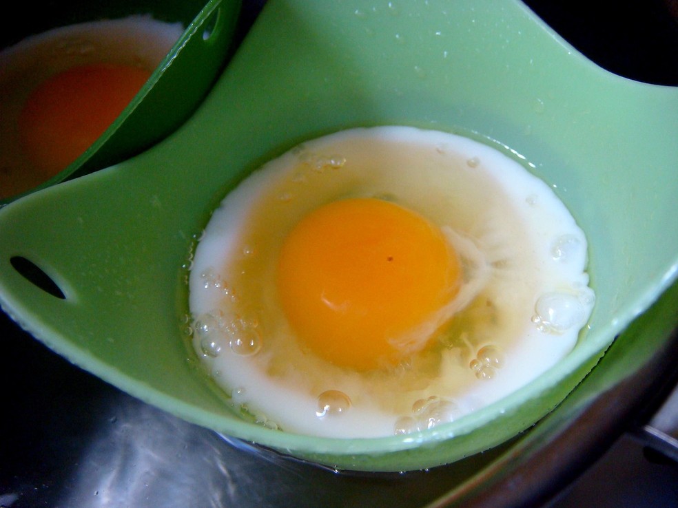 O banho-maria permite um controle maior do ponto dos ovos — Foto: dion gillard / Flickr / Creative Commons