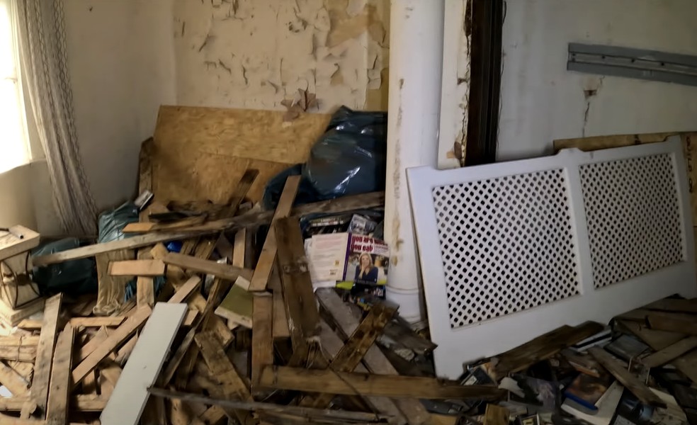 A casa foi destruída por vândalos e pelo tempo sem manutenção — Foto: YouTube / BeardedReality / Reprodução