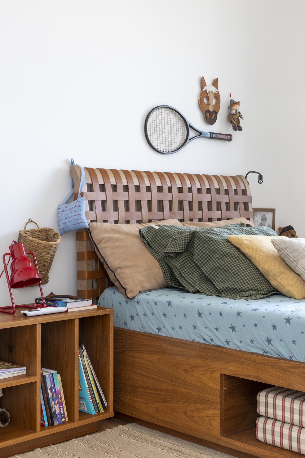 QUARTO | O cômodo das crianças traz toques de cor nas roupas de cama e acessórios, sob uma base neutra com madeira — Foto: Keniche Santos / Divulgação