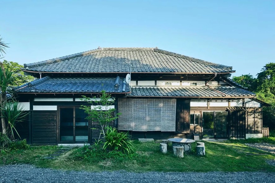 A casa centenária incorpora o estilo de vida ‘Satoyama’ de convívio com a natureza
