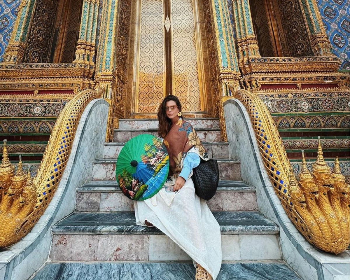 Giovanna Lancellotti visita templo budista na Tailândia e se impressiona com arquitetura