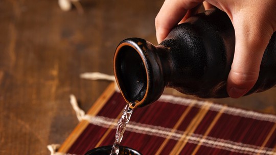 Aprenda a preparar 8 drinques com saquê para beber em casa