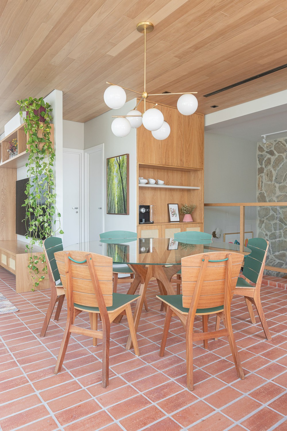 Casa ganha ambientes coloridos repletos de histórias após reforma