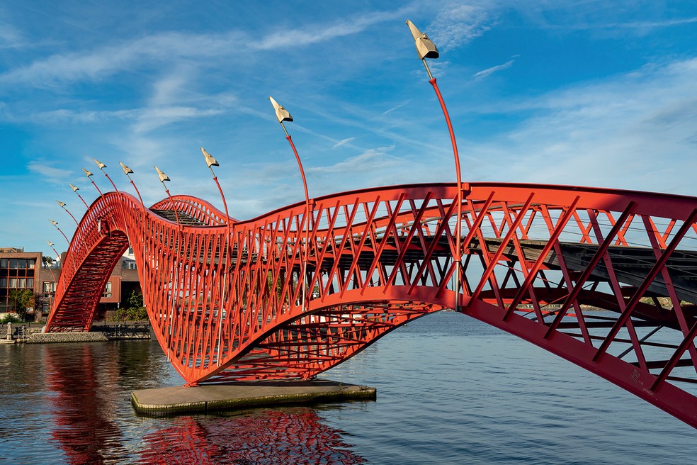 A passarela Python Bridge, criada pelo arquiteto holandês Adriaan Geuze — Foto: GettyImages
