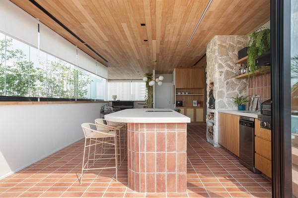 Casa ganha ambientes coloridos repletos de histórias após reforma