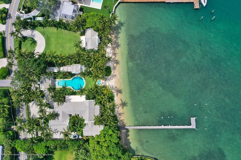 A barreira em formato de L começará em um píer que fica na enorme propriedade de Stallone e se estenderá por 58 metros, até chegar na sua praia particular — Foto: Realtor.com/Reprodução