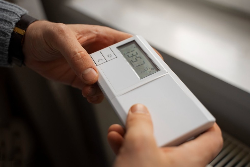 Hábitos como ajustar a temperatura do termostato para um nível confortável, mas não excessivo, já colaboram com o uso consciente da energia — Foto: Freepik / CreativeCommons