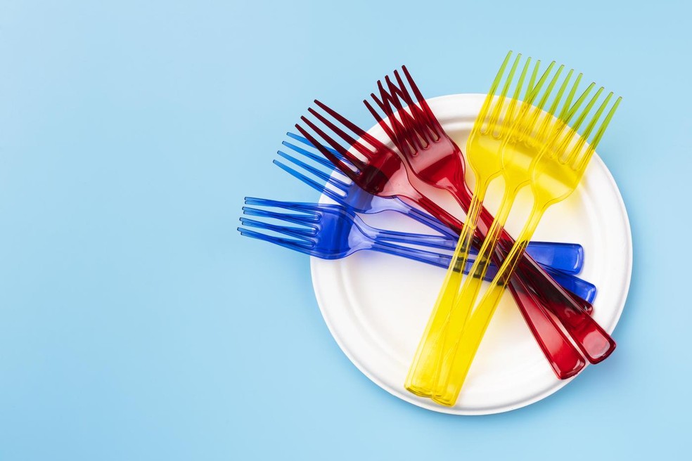 Talheres e pratinhos de plástico não tem reciclabilidade, ao contrário do que se imagina — Foto: Freepik/Creative Commons