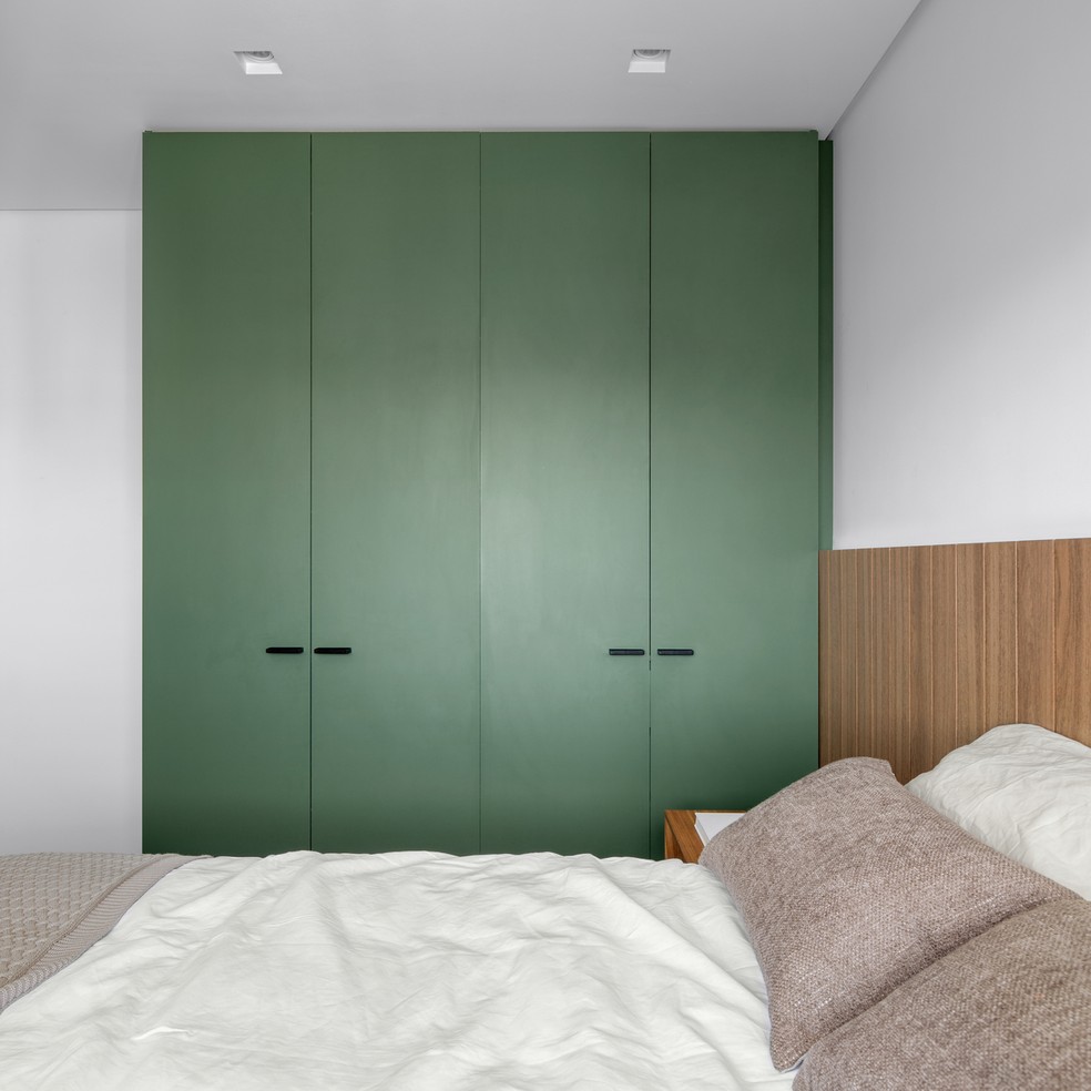 QUARTO | O armário do quarto traz um ponto focal de cor para a decoração. Roupa de cama é do Mundo do Enxoval — Foto: Carolina Lacaz / Divulgação