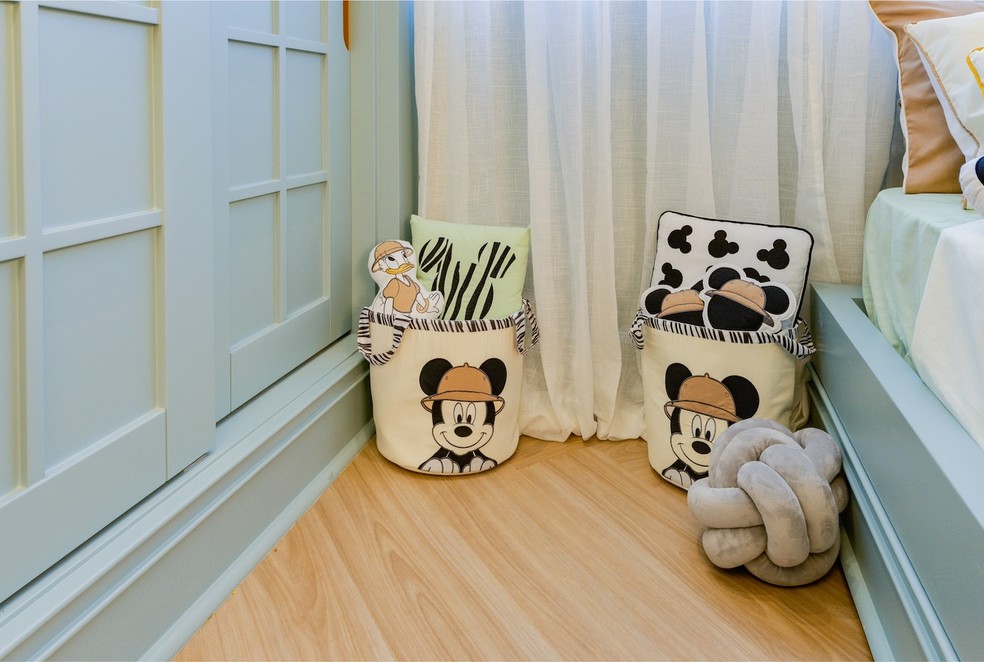 Os cestos organizadores da coleção Mickey Mouse Safari, da Grão de Gente, trazem praticidade — Foto: Grão de Gente / Divulgação
