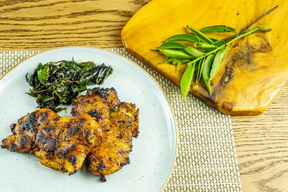 Frango com ora-pro-nóbis elaborada pela chef e influencer Izabela Dolabela — Foto: Pedro Henrique Soares / Divulgação