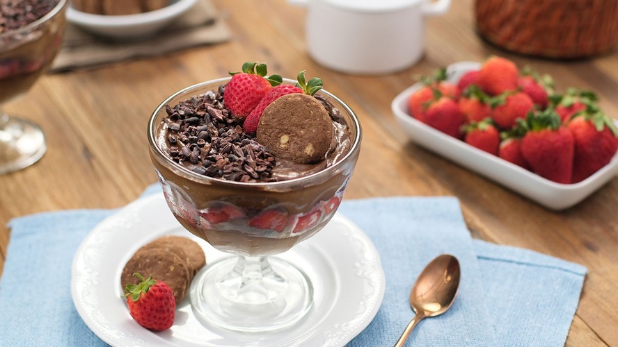 A receita de pavê de morango e chocolate pode ser finalizada com nibs de cacau para contrastar com um sabor mais marcante