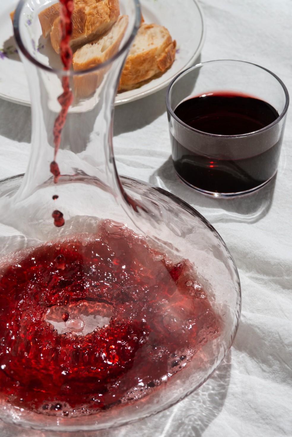 Se as "lágrimas" escorrerem rapidamente pelo vidro, são finas e em pouca quantidade, significa que o vinho é leve — Foto: Flickr / Creative Commons