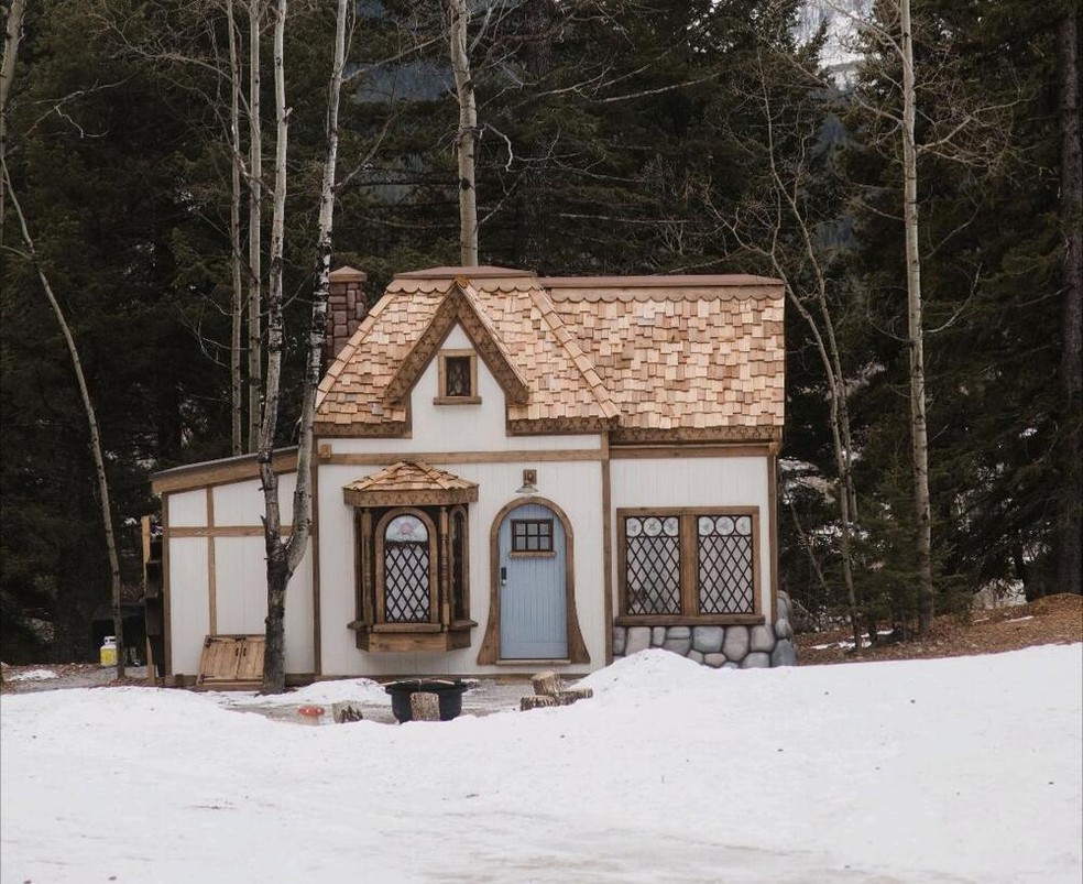 A casa da Bela possui um exterior mais simples — Foto: Charmed Resorts / Reprodução