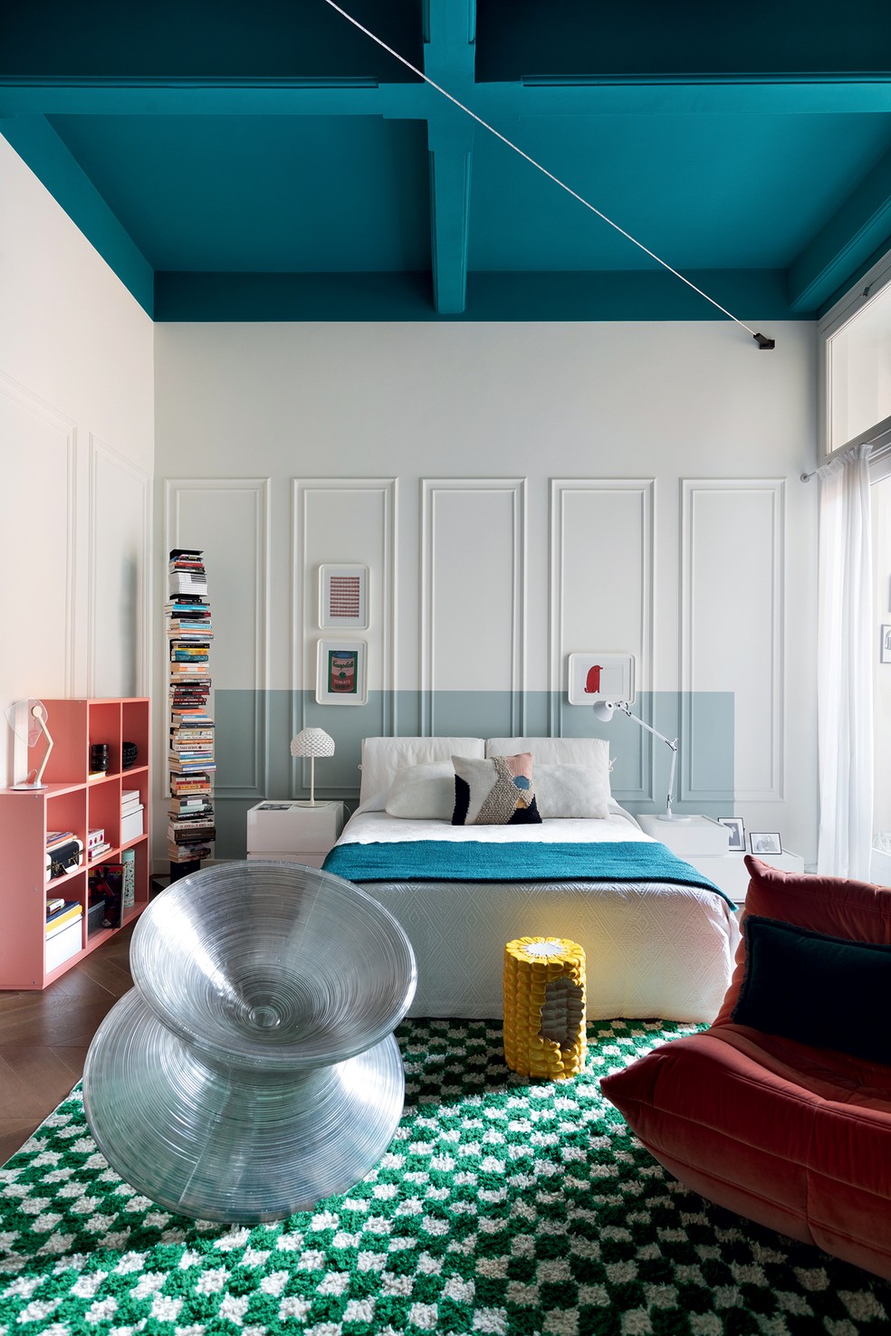 O quarto multicolorido tem uma pintura ao fundo que lembra uma cabeceira. Projeto da arquiteta Andrea Murao — Foto: Isabela Mayer / Divulgação