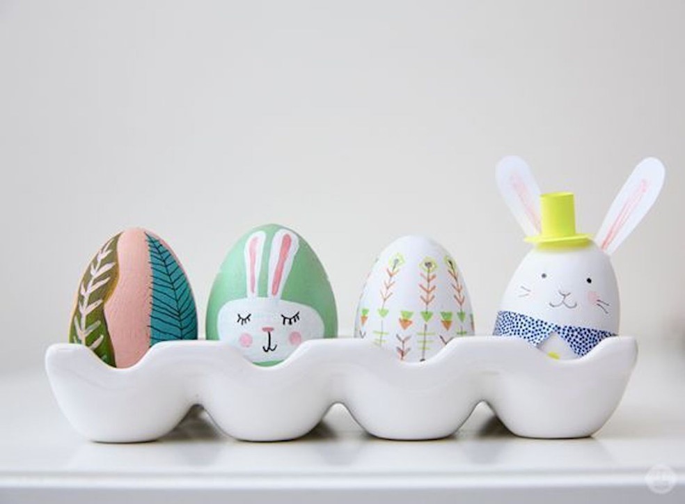 Ovos de verdade pintados à mão servem de decoração para a mesa — Foto: Pinterest / Think Make Share Blog / Reprodução