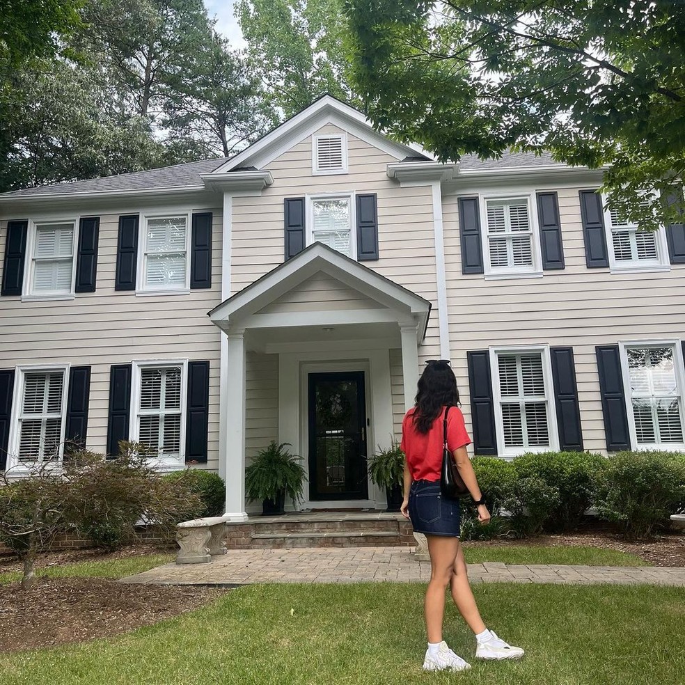 Camila Mendes em frente a uma das casas onde morou em Charlottesville, na Virgínia — Foto: Instagram / Reprodução