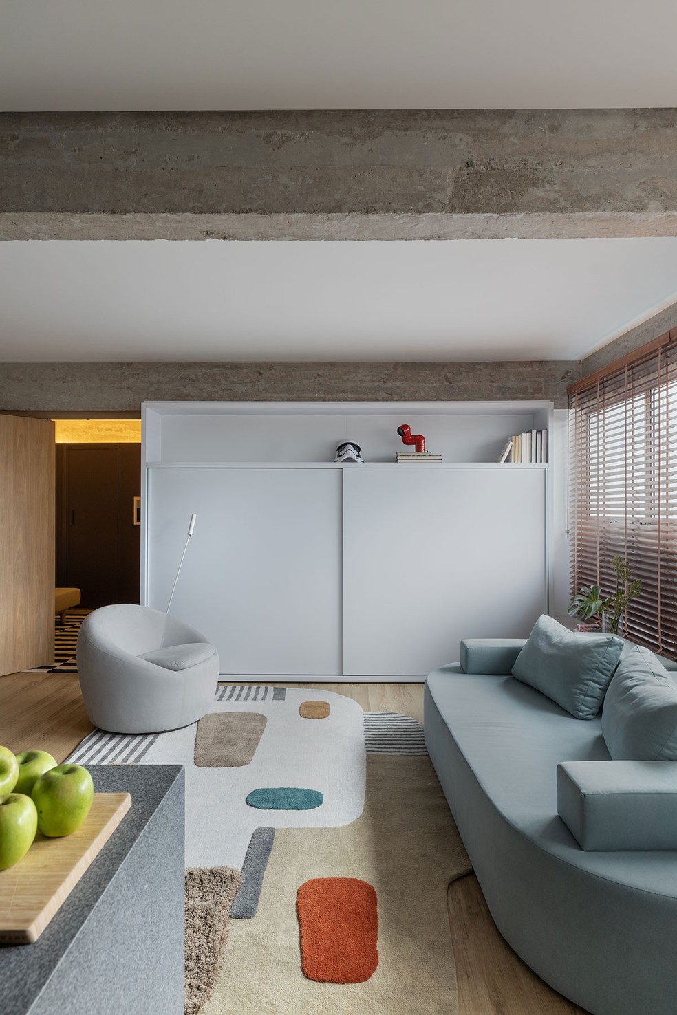 Living é o destaque em apartamento projetado para receber bem