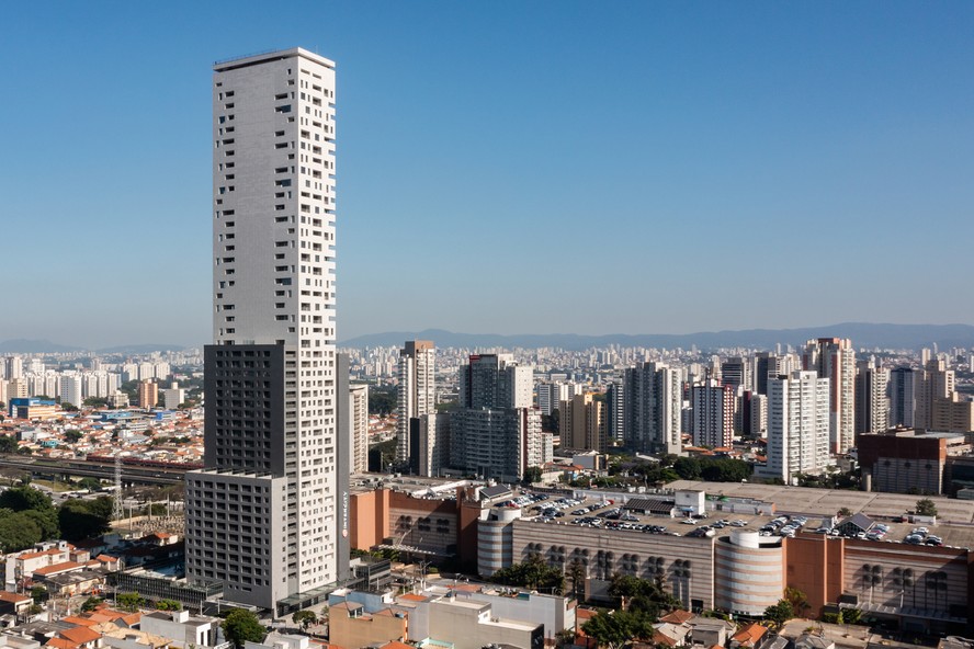 O prédio mais alto da capital Paulista é o Platina 220, que faz parte de um projeto com o objetivo de trazer urbanização e tecnologia para a zona leste da cidade
