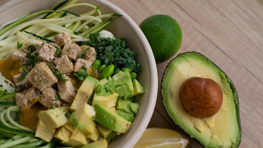 8 receitas vegetarianas com abacate para variar o cardápio