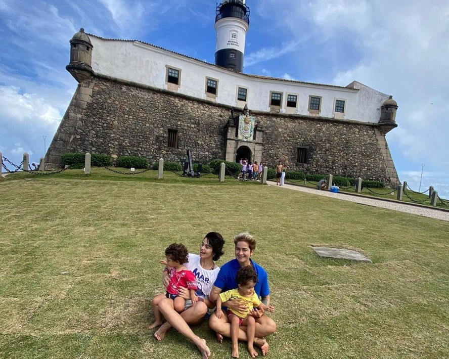 Nanda Costa e Lan Lanh viajam para a Bahia com as filhas