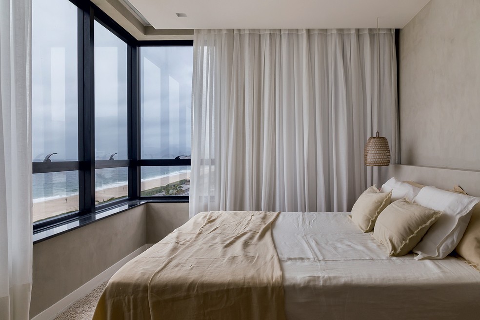 QUARTO | Também com vista para o mar, o quarto tem roupa de cama e móveis em tons neutros — Foto: Luiza Schreier / Divulgação