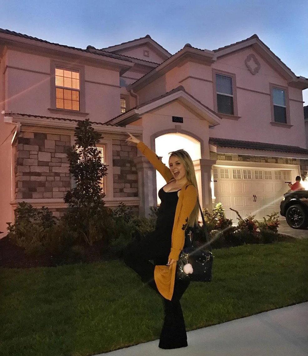 Larissa Manela na frente da sua antiga casa em Orlando — Foto: Instagram / Reprodução
