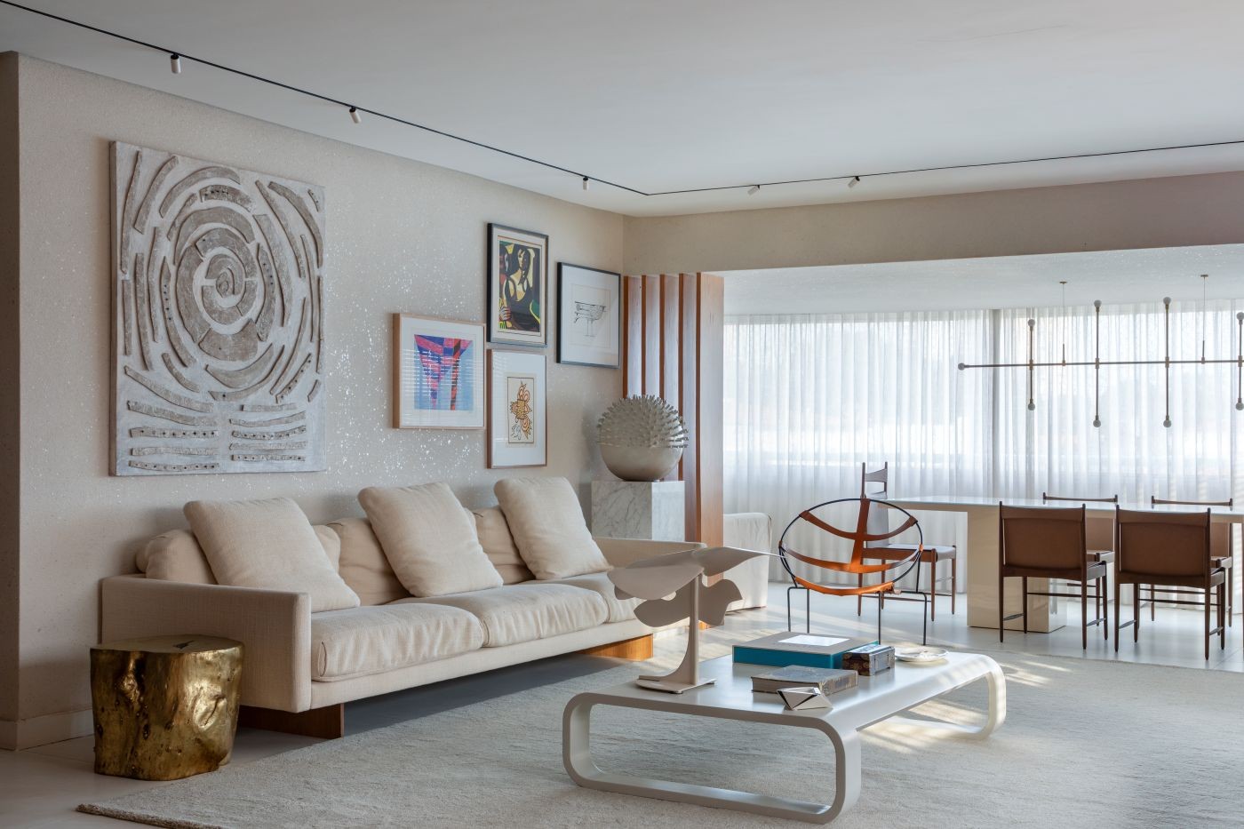 Arquiteto repagina seu apartamento no Piauí com madeira, arte e design