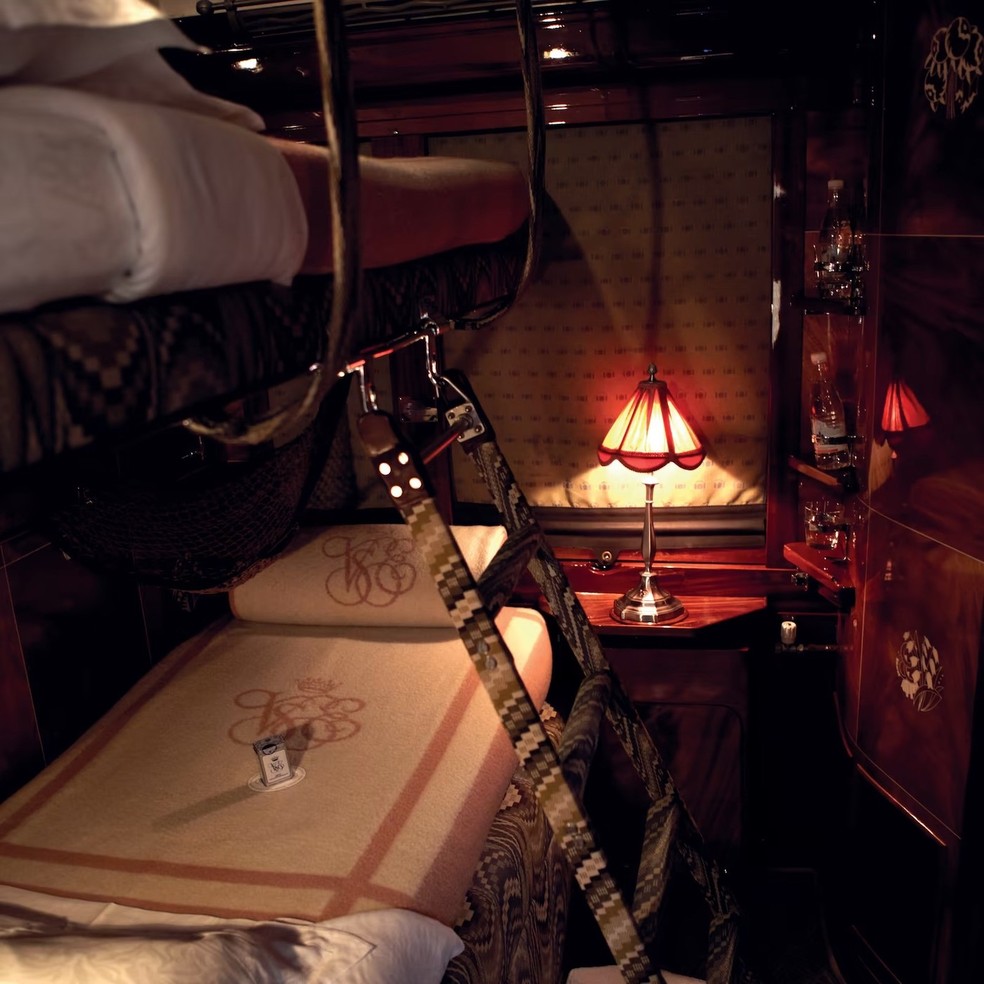 As Historic Cabins do Orient Express trazem sofás que se transformam em beliches — Foto: Belmond / Reprodução