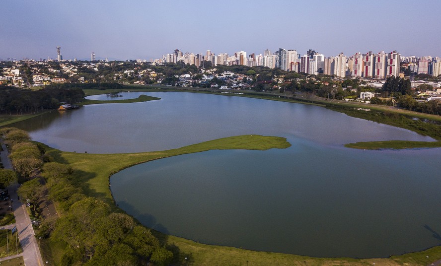 O Parque Barigui de Curitiba retém parte da água das chuvas, impedindo o alagamento nas áreas urbanas