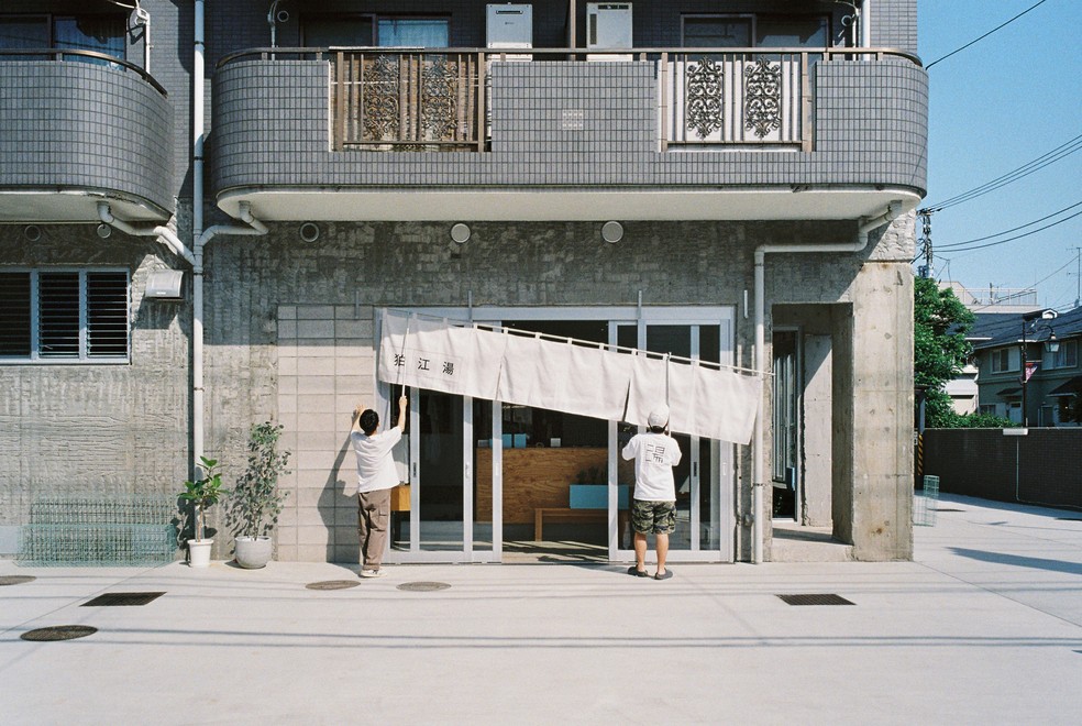 Fachada da casa de banho Komaeyu, em Tóquio, no Japão, depois da reforma — Foto: Ju Yeon Lee / Divulgação
