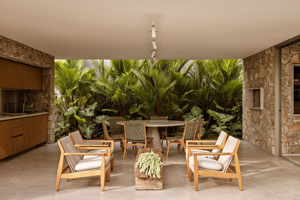 Arquitetura faz casa praiana parecer flutuar sobre corredor e jardim ...