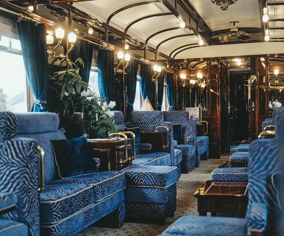 Uma das muitas áreas de convivência com décor opulento do Orient Express — Foto: Belmond / Reprodução