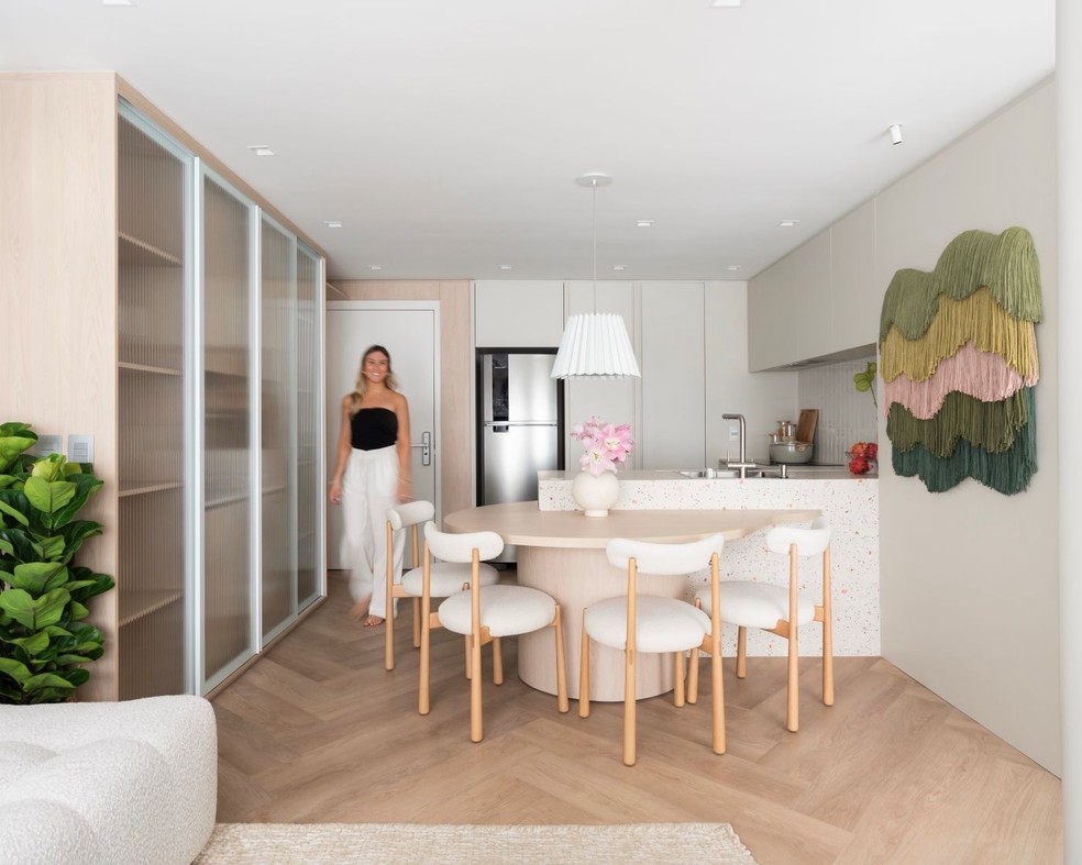 Estilo japandi e design feminino conferem vida a estúdio de 38 m²