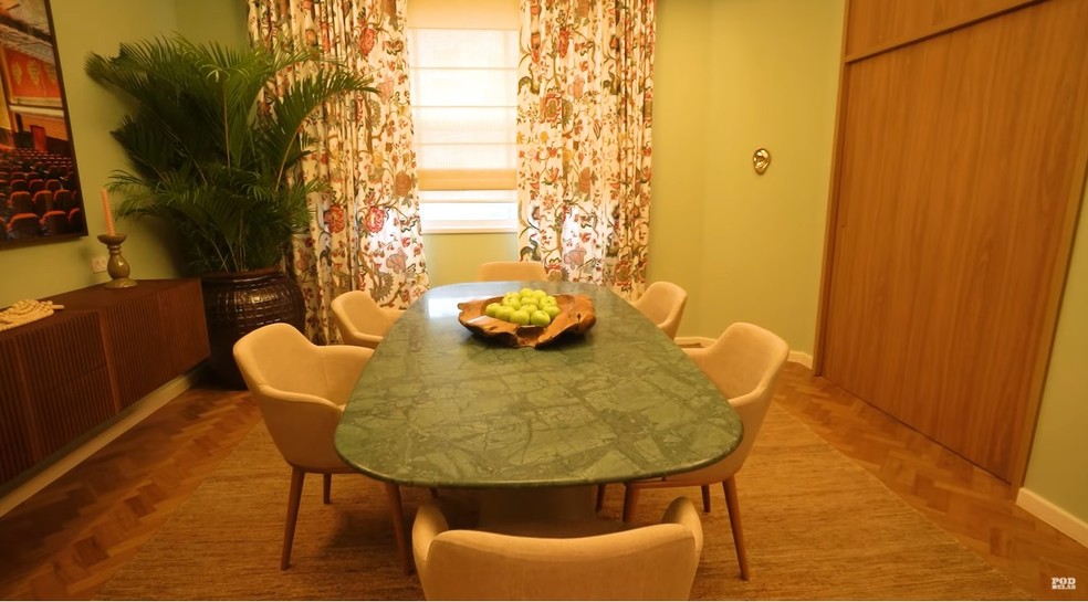 A sala de jantar tem uma decoração parecida com os outros ambientes, seguindo a estética clássica e as mesmas cores — Foto: Youtube / Reprodução