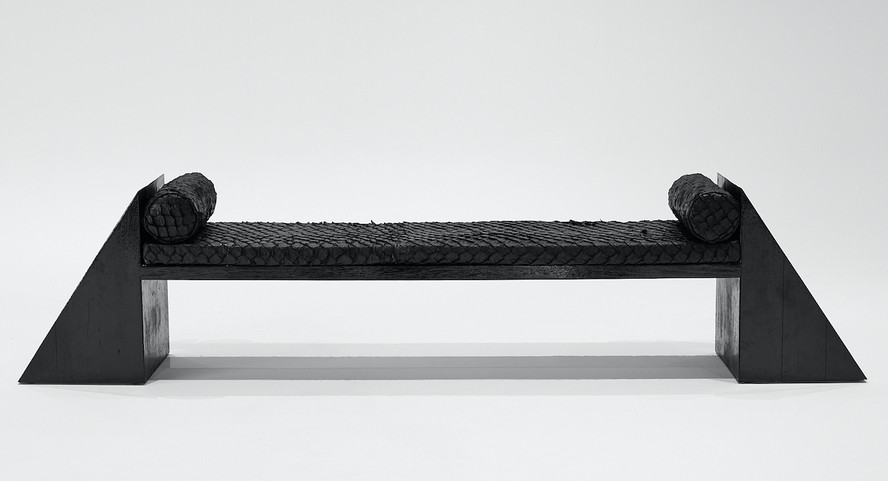 Designer brasileiro cria coleção de móveis usando pele de pirarucu