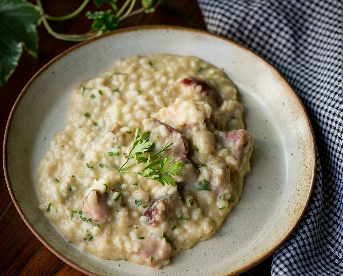 Receita de risoto mineiro leva bacon, calabresa e frango