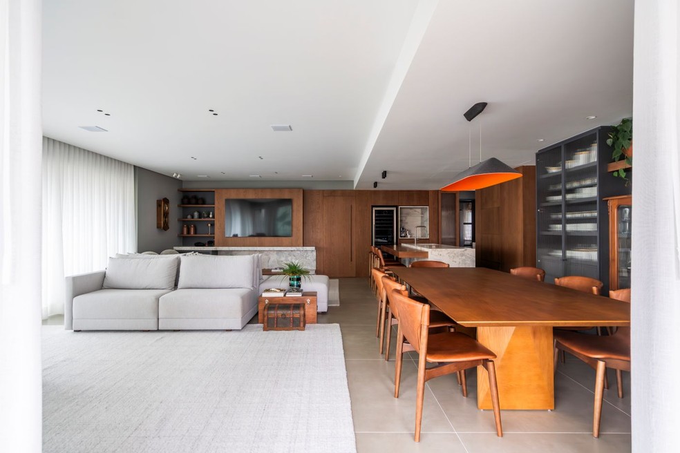 Área gourmet com churrasqueira no living é o coração de apartamento gaúcho