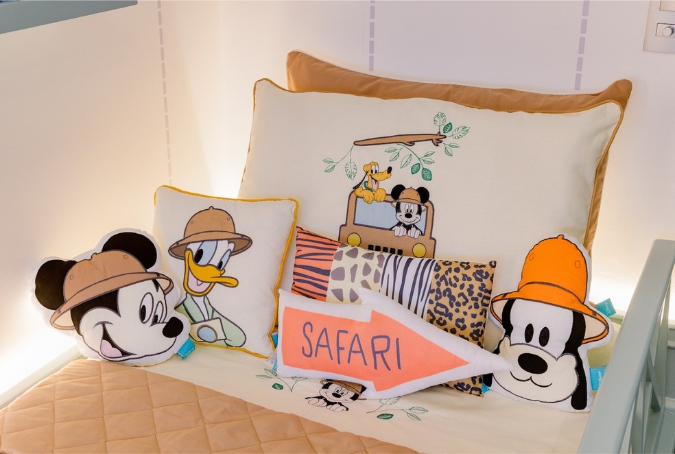 As almofadas e os kits cama infantil são da linha Mickey Mouse Safari, exclusiva da Grão de Gente — Foto: Grão de Gente / Divulgação