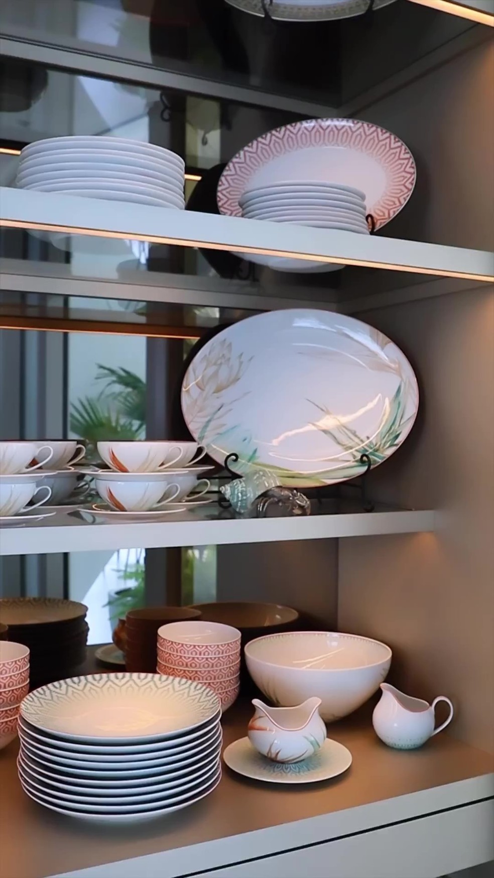 Louceiro de Ana Paula Siebert tem pratos, xícaras, taças e mais — Foto: Reprodução / Instagram