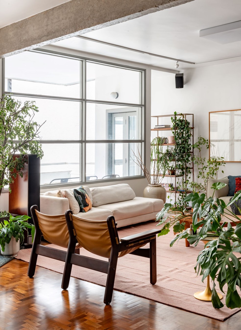 ESTAR | Par de poltronas "Kilin", de Sergio Rodrigues, destaca-se sobre o tapete rosa de fibras naturais da by Kamy — Foto: Favaro Jr. / Divulgação